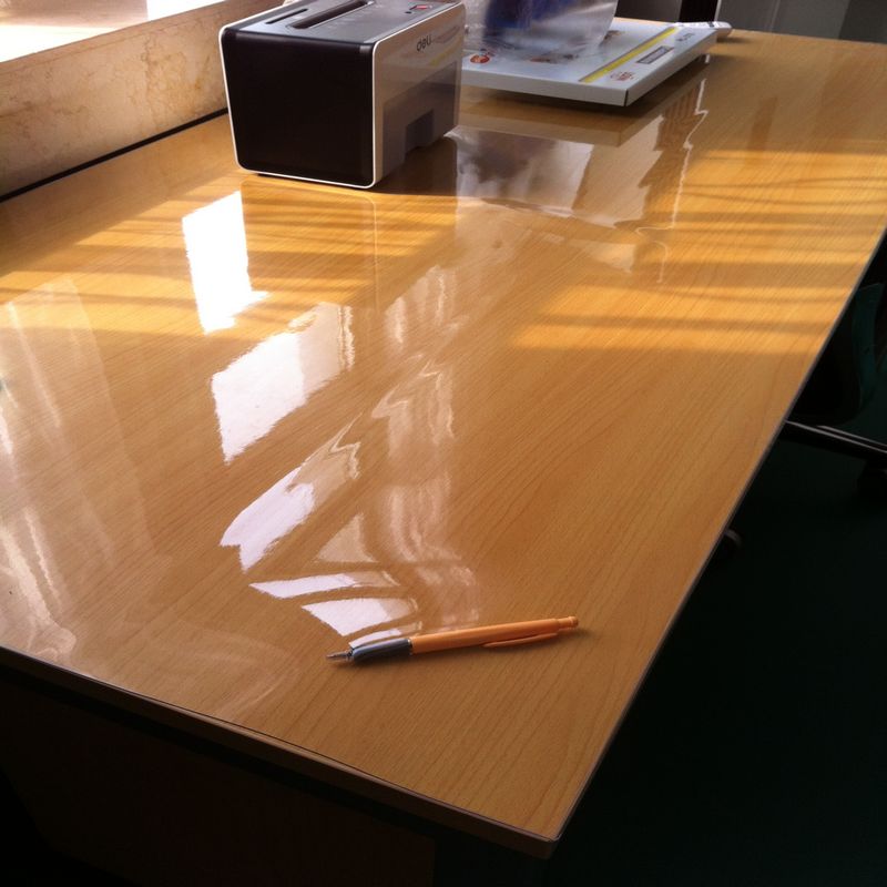 Прозрачная пленка - надежная защита стола без ущерба для дизайна